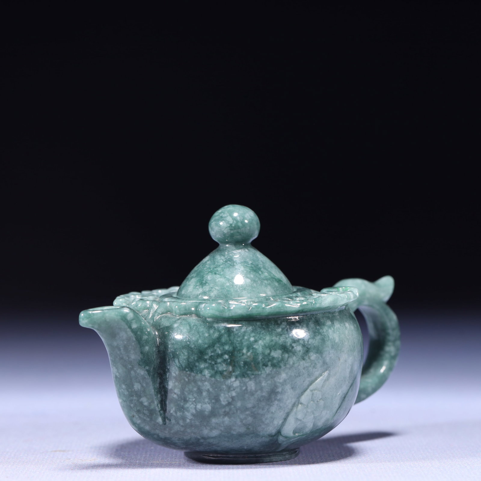 An Exquisite Jadeite Teapot - 4