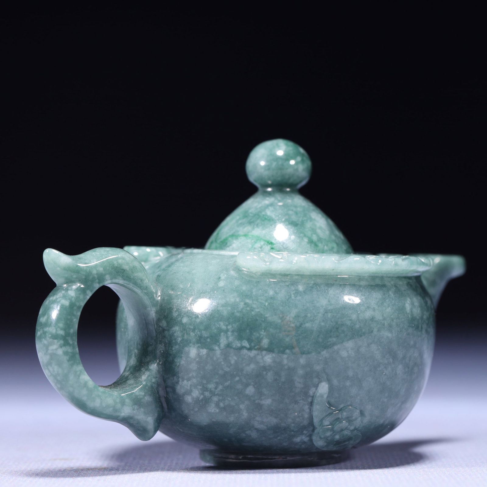 An Exquisite Jadeite Teapot - 8