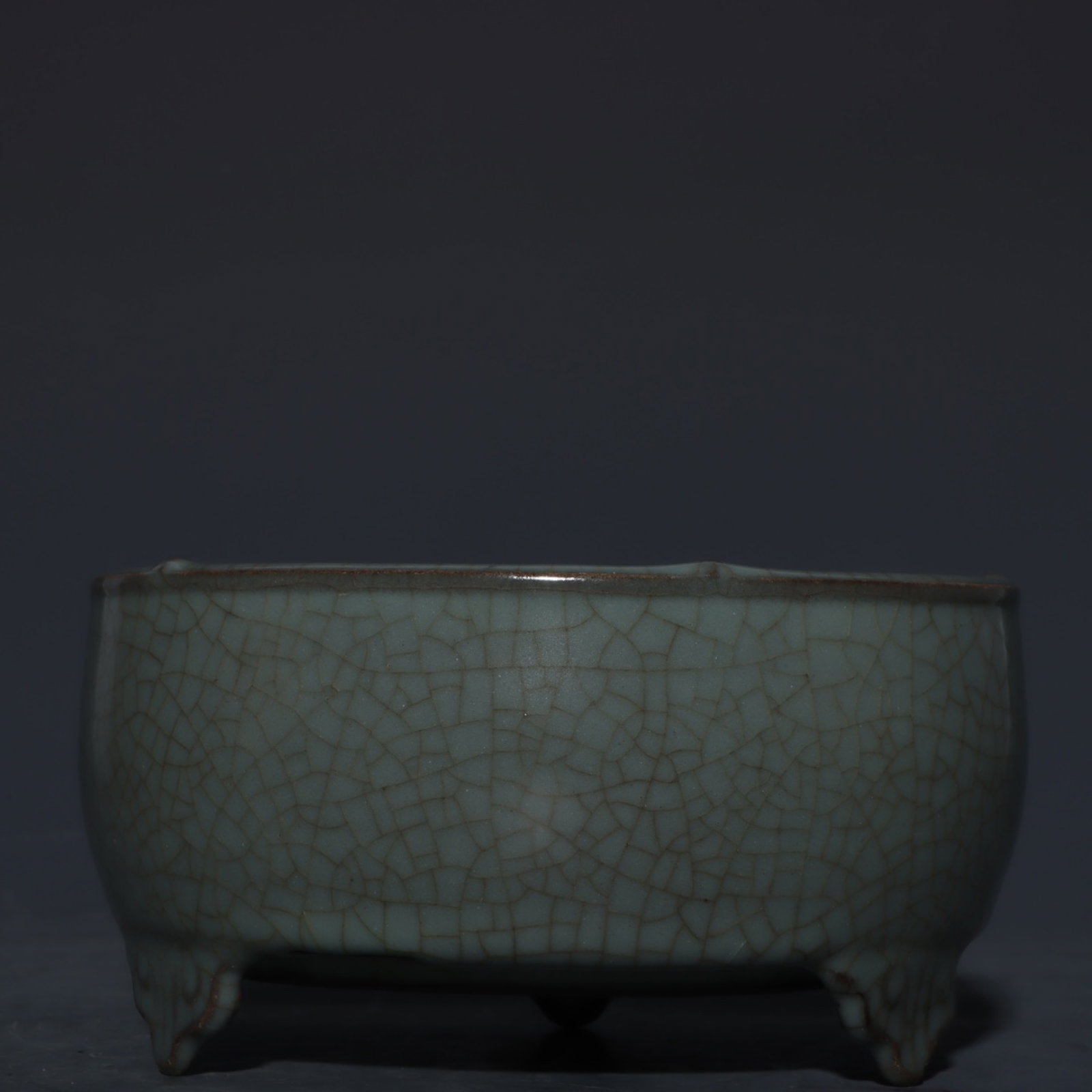 An Exquisite Guan yao Celadon Glazed Tripod Censer: An Exquisite Guan yao Celadon Glazed Tripod Censer,Song Dynasty,China,Size:3.2inx6.1in 官窑青釉三足香炉,中国宋代