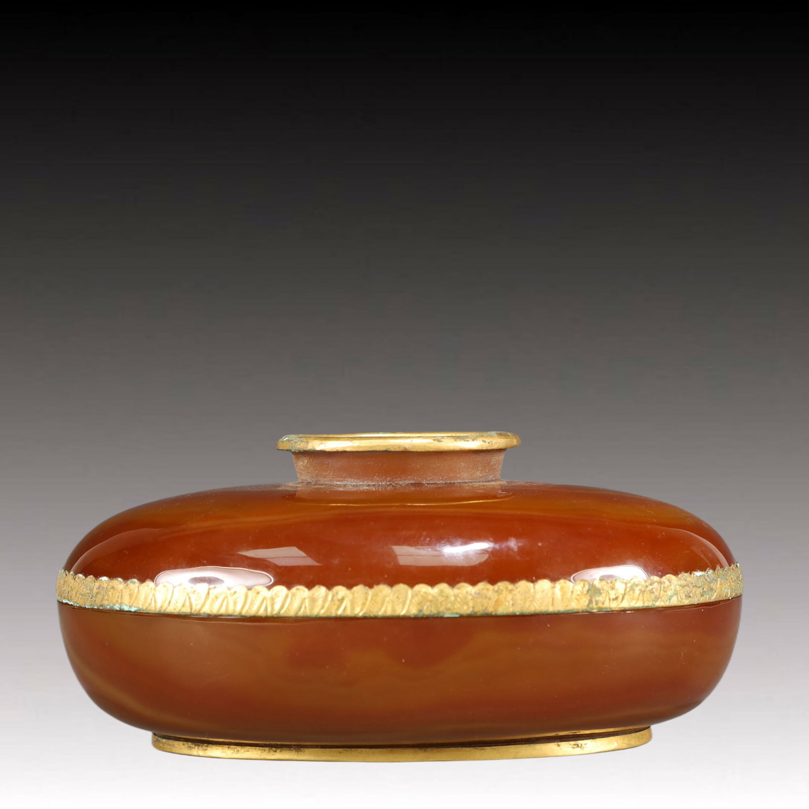 An Exquisite Agate Cover with Gold Cover Box: An Exquisite Agate Cover with Gold Cover Box,Qing Dynasty, China,Size:7.1inx4.3inx3.1in,Weight:550g 玛瑙包金盖盒，中国清代