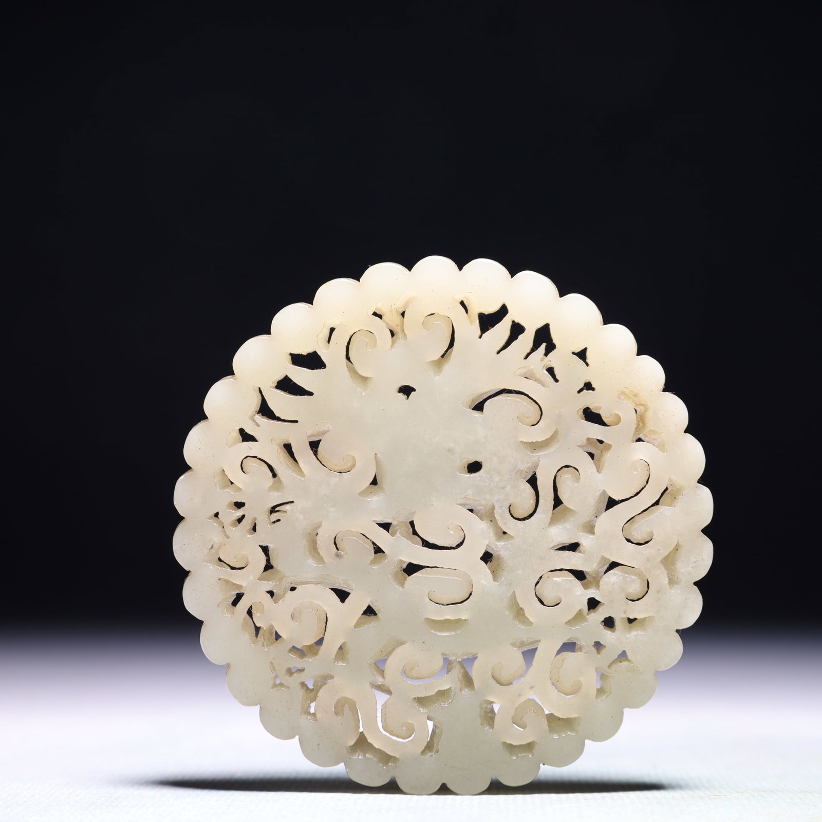 An Exquisite White Jade Dragon Pattern Pendant - 4