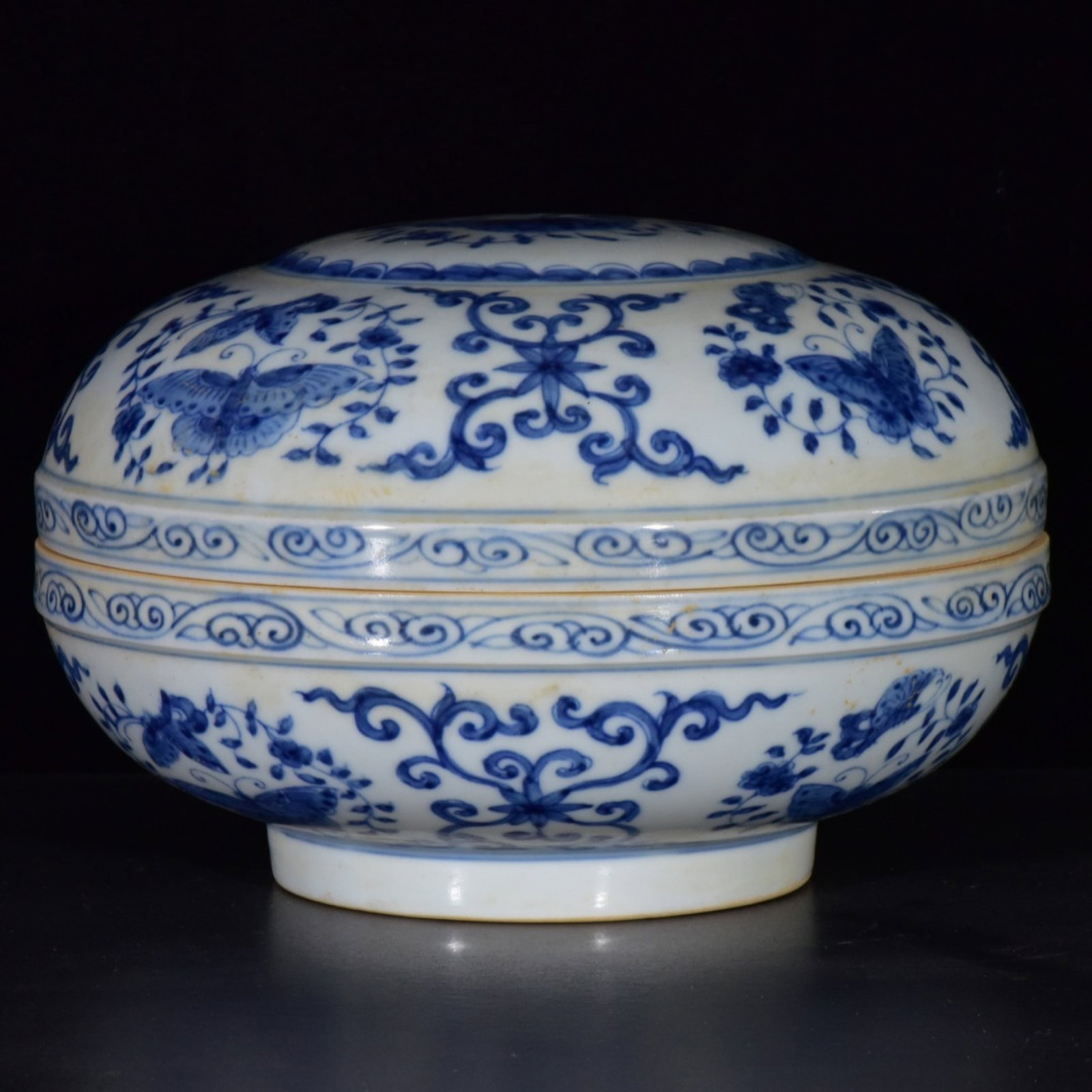 An Exquisite Blue and White Flower and Butterfly Pattern Box with Cover: An Exquisite Blue and White Flower and Butterfly Pattern Box with Cover,Ming Dynasty,China,Chenghua Six-character Mark,Size:5.1inx7.1in