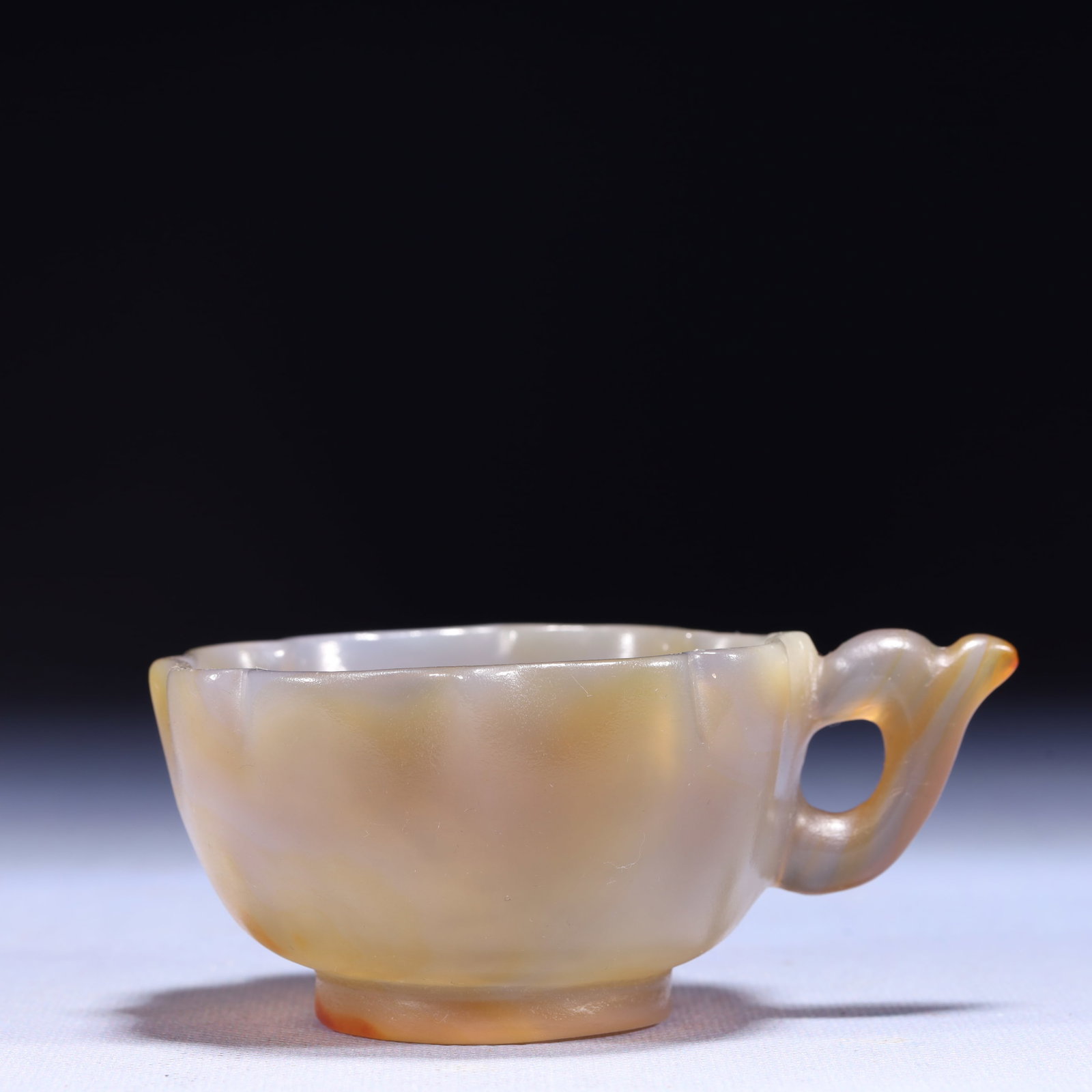 An Exquisite Agate Cup: An Exquisite Agate Cup,Qing Dynasty,China,Size:4.1inx3.1inx2in,Weight:154g 玛瑙杯子,中国清代
