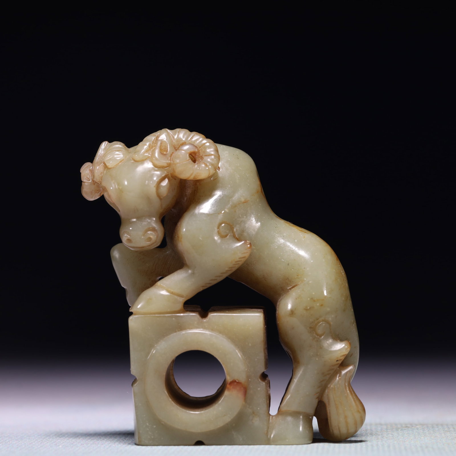 An Exquisite White Jade Buffalo Ornament: An Exquisite White Jade Buffalo Ornament,Qing Dynasty,China,Size:2inx1inx2.6in,Weight:114.9g 白玉牛摆件,中国清代