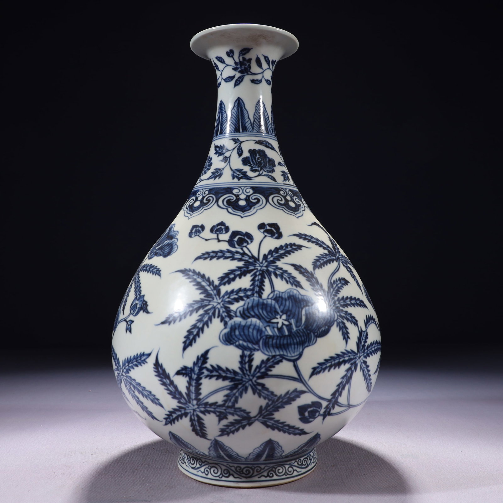 An Exquisite Blue and White Banana Leaf Pattern Vase: An Exquisite Blue and White Banana Leaf Pattern Vase,Ming Dynasty,China,Xuande Six-character Mark,Size:7.1inx13in,Weight:2150g 青花芭蕉叶纹瓶,中国