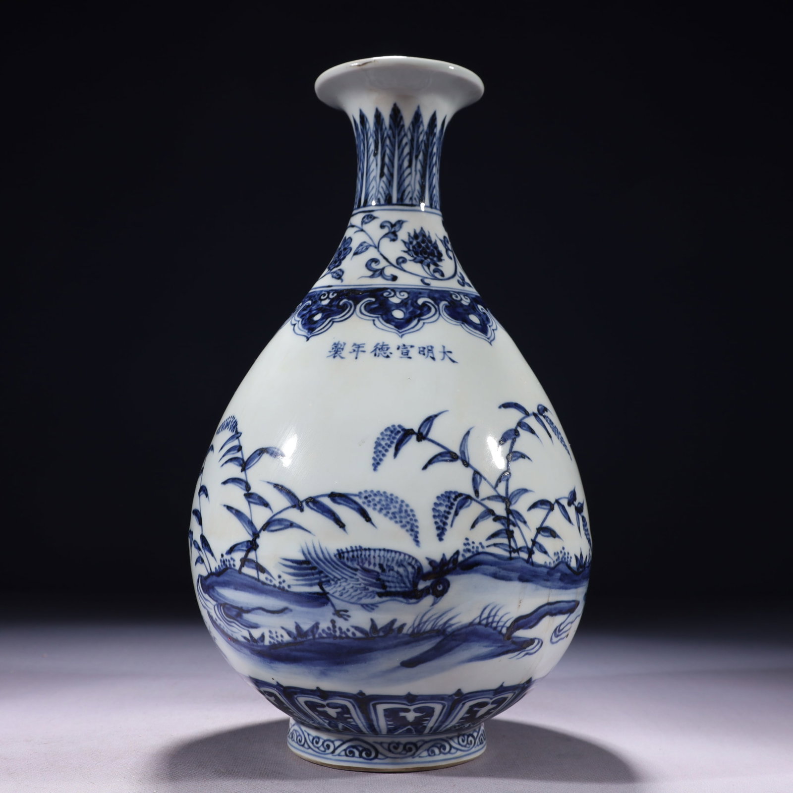 An Exquisite Blue and White Flower and Bird Pattern Vase: An Exquisite Blue and White Flower and Bird Pattern Vase,Ming Dynasty,China,Xuande Six-character Mark,Size:6.7inx13in,Weight:1800g