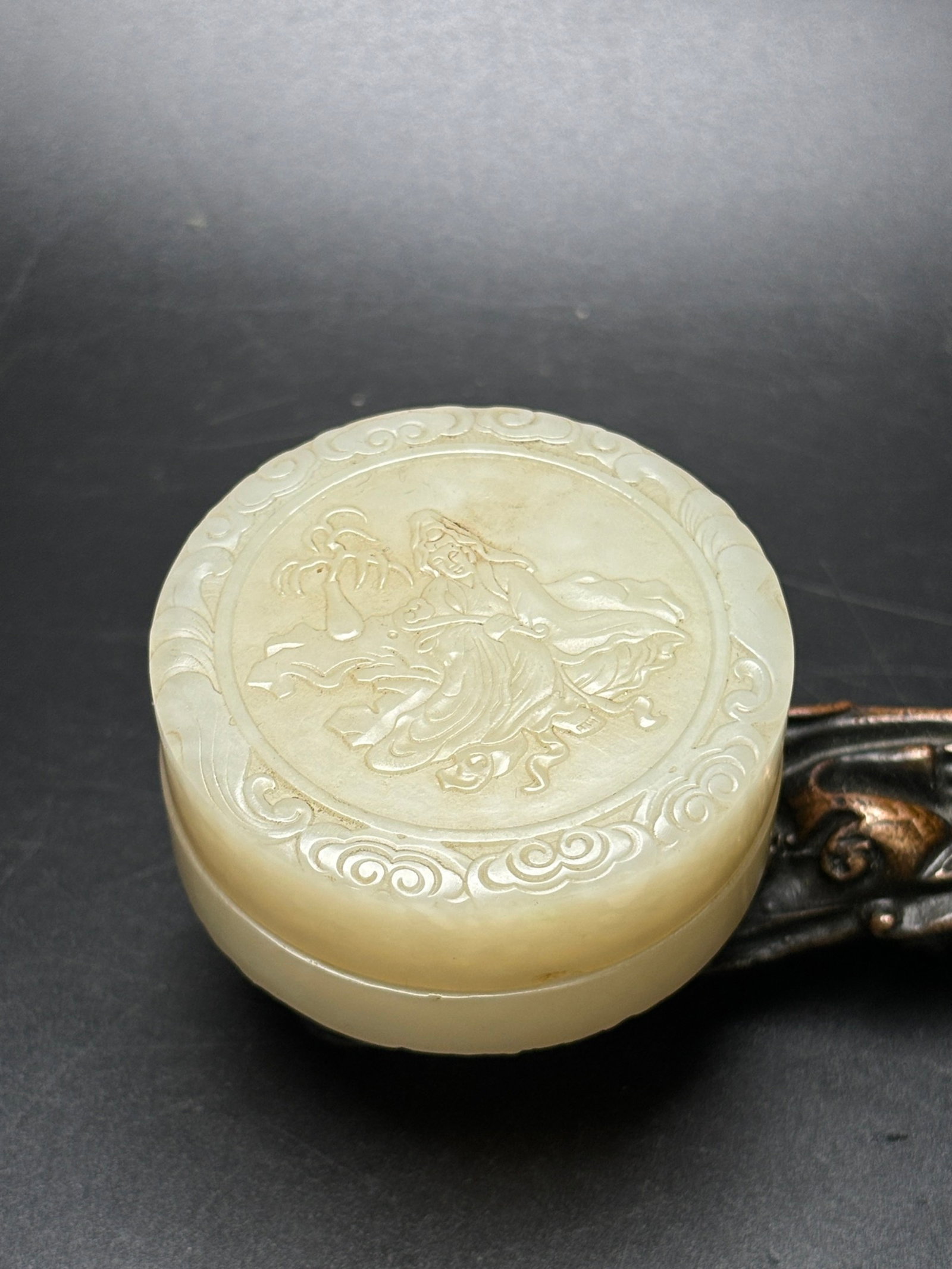 An Exquisite White Jade Statue of Avalokitesvara Pattern Box with Cover,with poem: An Exquisite White Jade Statue of Avalokitesvara Pattern Box with Cover,with poem,Qing Dynasty,China,Size:2inx0.9in,Weight:91g