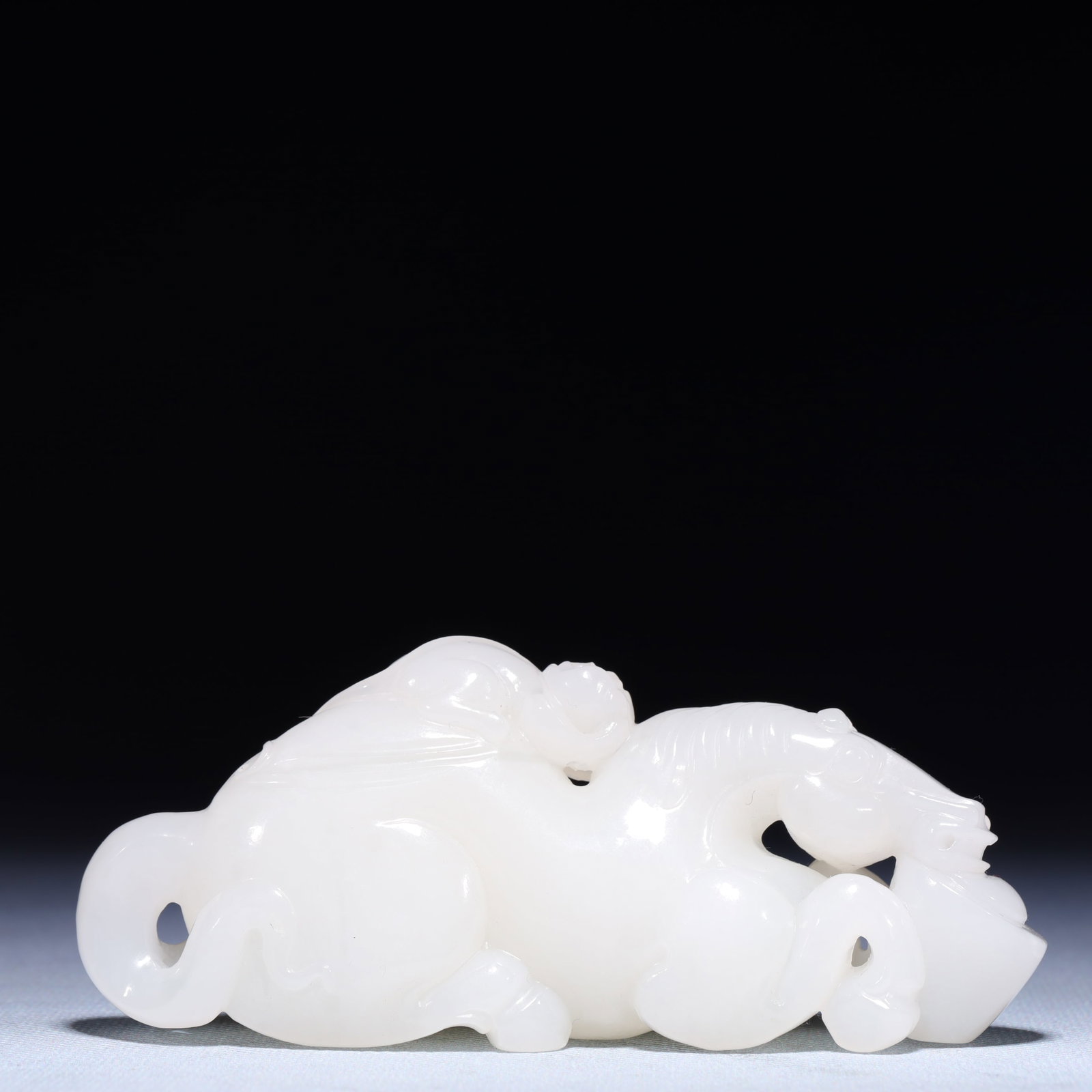 An Exquisite White Jade Horse Ornament: An Exquisite White Jade Horse Ornament,Qing Dynasty,China,Size:4.9inx1.2inx2in,Weight:306g 白玉骏马摆件,中国清代
