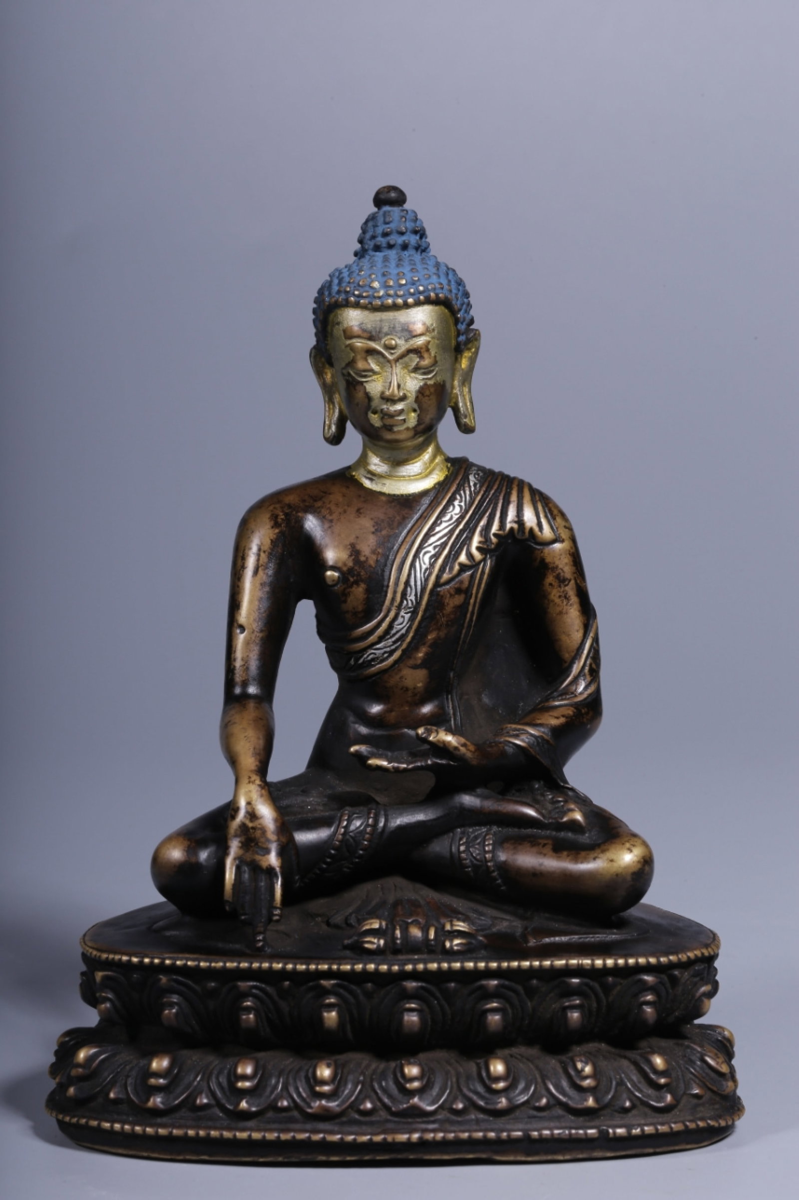 A Rare Bronze Inlaid Silver Statue of Sakyamuni: A Rare Bronze Inlaid Silver Statue of Sakyamuni,Qing Dynasty, China,Size:5.1inx3.8inx2.7in,Weight:403g 铜错银如来像,中国清代