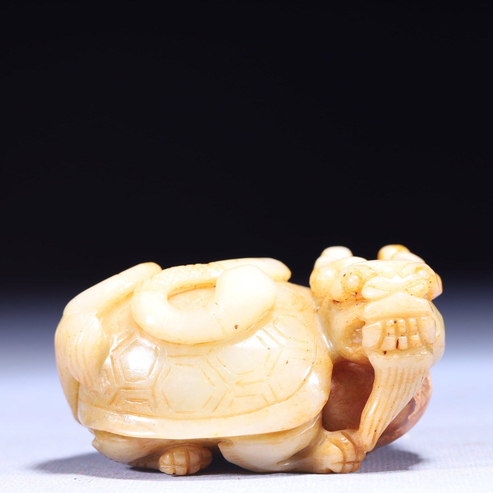 An Exquisite White Jade Dragon and Turtle Ornament: An Exquisite White Jade Dragon and Turtle Ornament,Qing Dynasty,China,Size:3.1inx2.4inx1.6in,Weight:286g 白玉龙龟摆件,中国清代