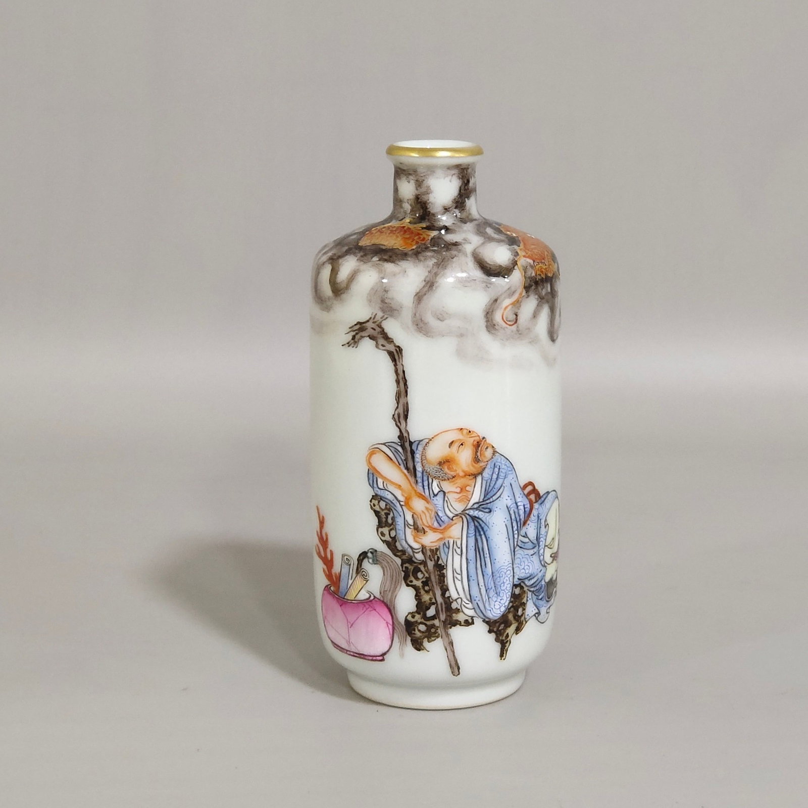 An Exquisite Famille-Rose Character and Story Pattern Snuff Bottle: An Exquisite Famille-Rose Character and Story Pattern Snuff Bottle,Qing Dynasty,China,Qianlong Six-character Mark,Size:3.3inx1.6in