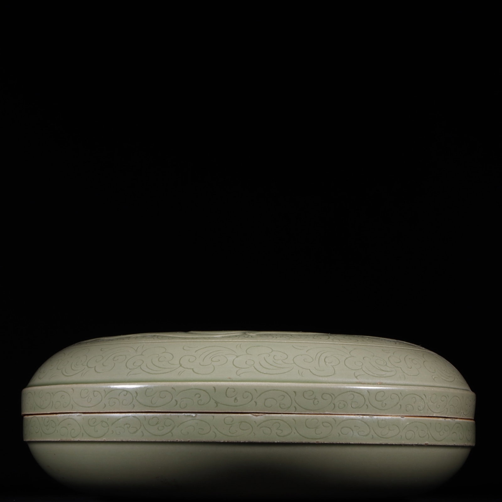 An Exquisite Yue yao Celadon Flower and Phoenix Pattern Box with Cover: An Exquisite Yue yao Celadon Flower and Phoenix Pattern Box with Cover,Tang Dynasty,China,Size:2.8inx8.3in 越窑青瓷花卉凤纹盖盒,中