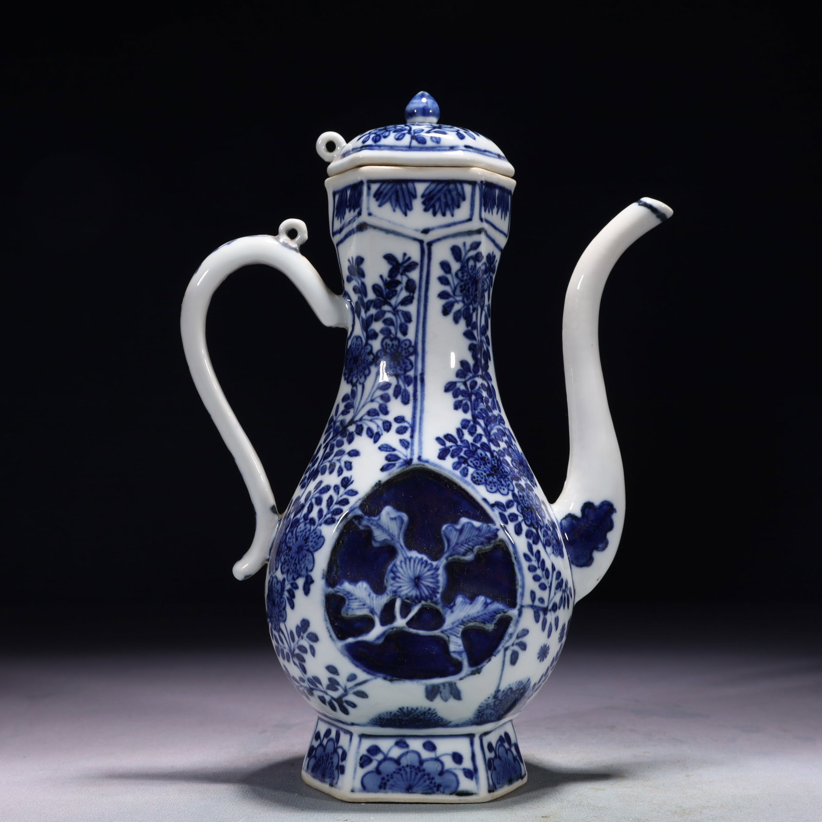 An Exquisite Blue and White Flower Pattern Ewer: An Exquisite Blue and White Flower Pattern Ewer,Qing Dynasty,China,Kangxi Four-character Mark,Size:6.7inx3.1inx9.8in,Weight:750g