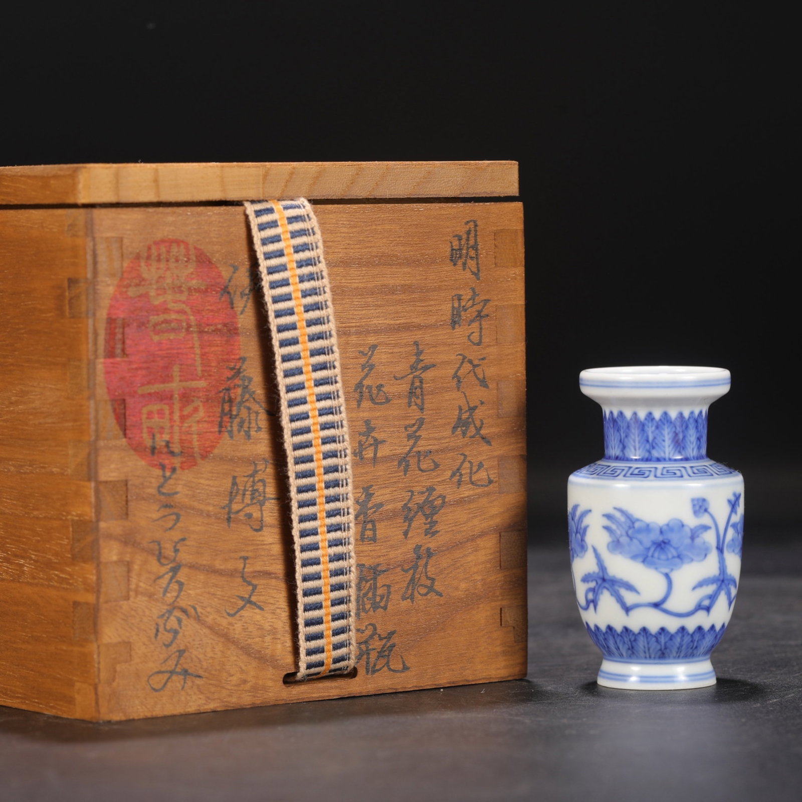 An Exquisite Blue and White Flower Pattern Incense holder: An Exquisite Blue and White Flower Pattern Incense holder,Ming Dynasty,China,Chenghua Six-character Mark,Size:2.8inx1.6in