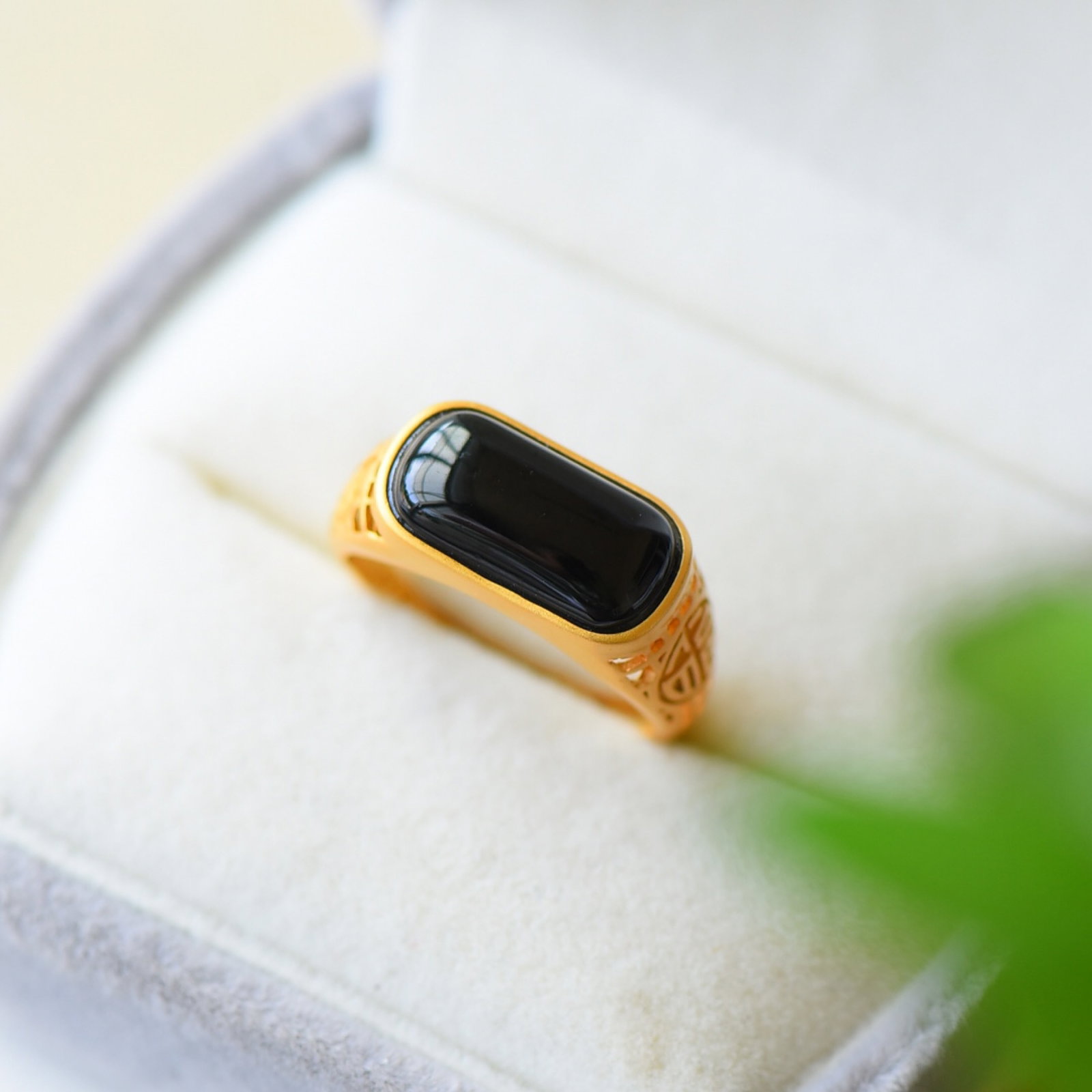An Exquisite Sterling Silver-Gold Plated Inlaid Black Jade Ring: An Exquisite Sterling Silver-Gold Plated Inlaid Black Jade Ring,Size:0.4inx0.7in 纯银镀金镶墨玉戒指