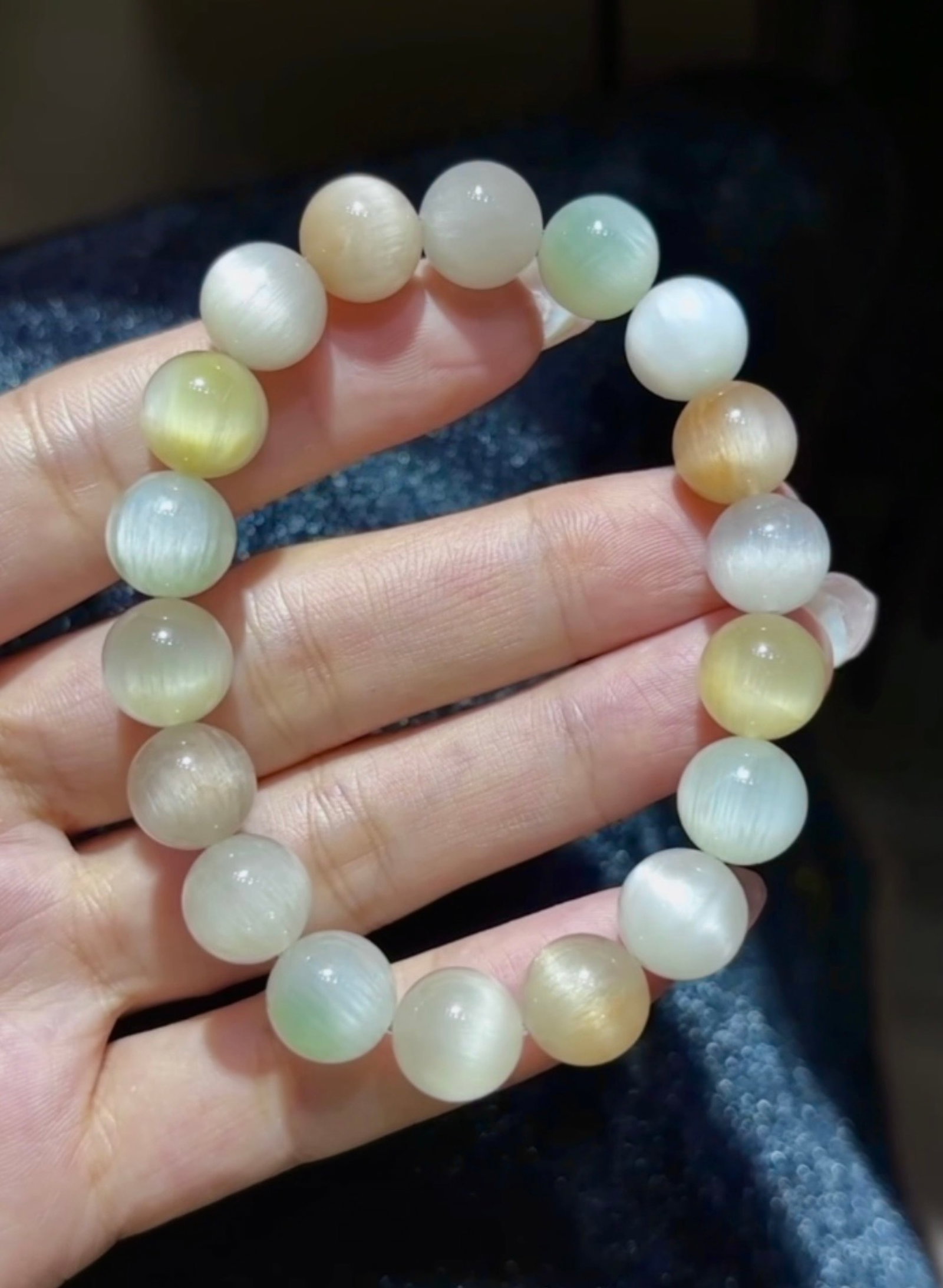 An Exquisite Crystal Bracelet: An Exquisite Crystal Bracelet,Size:0.4in,Weight:33.6g 水晶手串