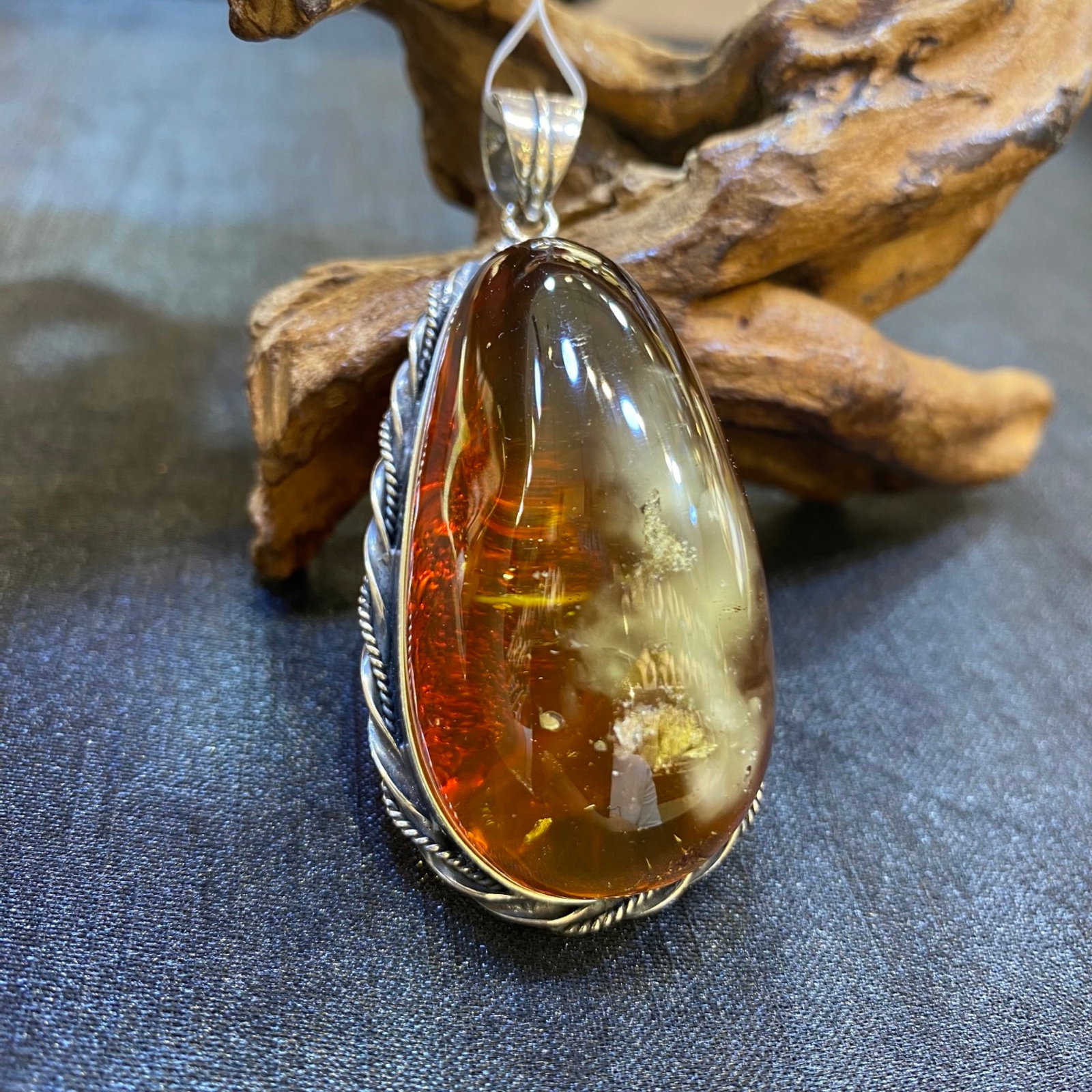 An Exquisite Beeswax Inlaid Silver Necklace: An Exquisite Beeswax Inlaid Silver Necklace,Size:1.2in,Weight:24.7g 蜜蜡镶银项链