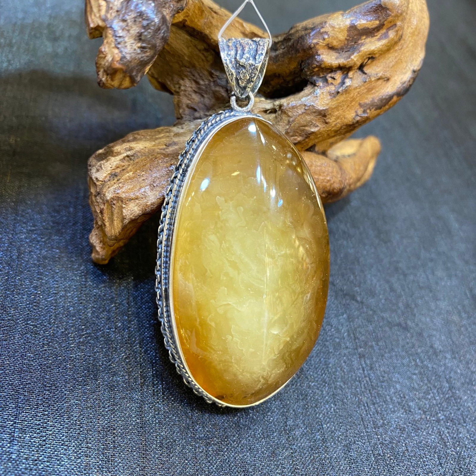 An Exquisite Beeswax Inlaid Silver Necklace: An Exquisite Beeswax Inlaid Silver Necklace,Size:1.3in,Weight:30.4g 蜜蜡镶银项链