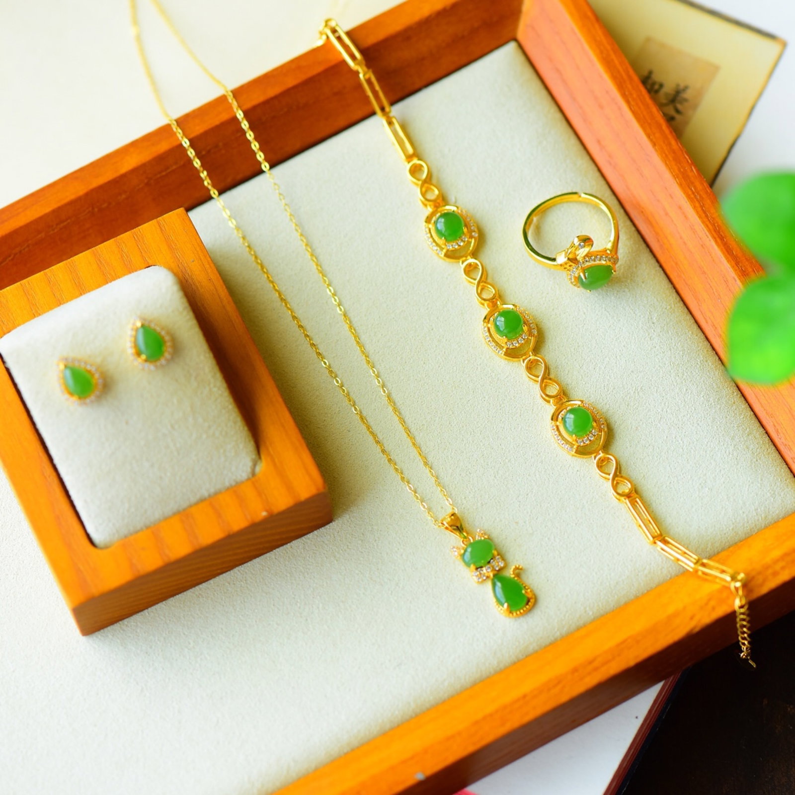 A Set of Fine Sterling Silver-Gold Plated Inlaid Jasper Jewelry,Inlaid Diamond: A Set of Fine Sterling Silver-Gold Plated Inlaid Jasper Jewelry,Inlaid Diamond,Size:(Necklace)0.4inx1in,(Ring)0.6inx0.5in,(Earring)0.4inx0.4in,(Bracelet)0.4inx0.7in 一套纯银