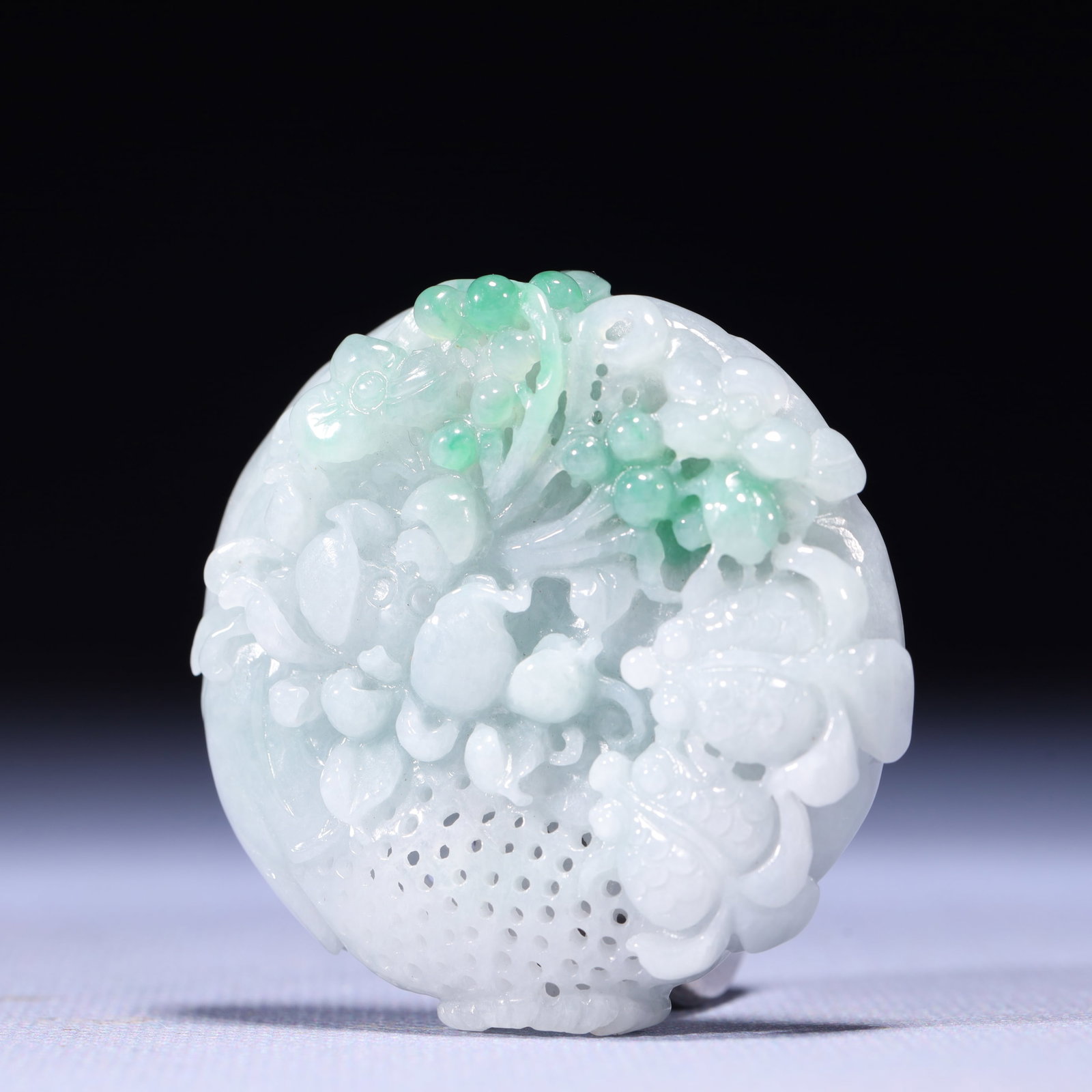 An Exquisite Jadeite Flower Pattern Pendant - 2