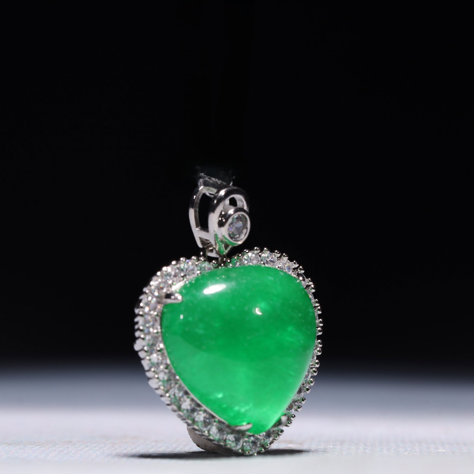 An Exquisite Archaic Jade Fish Pattern Pendant - 3