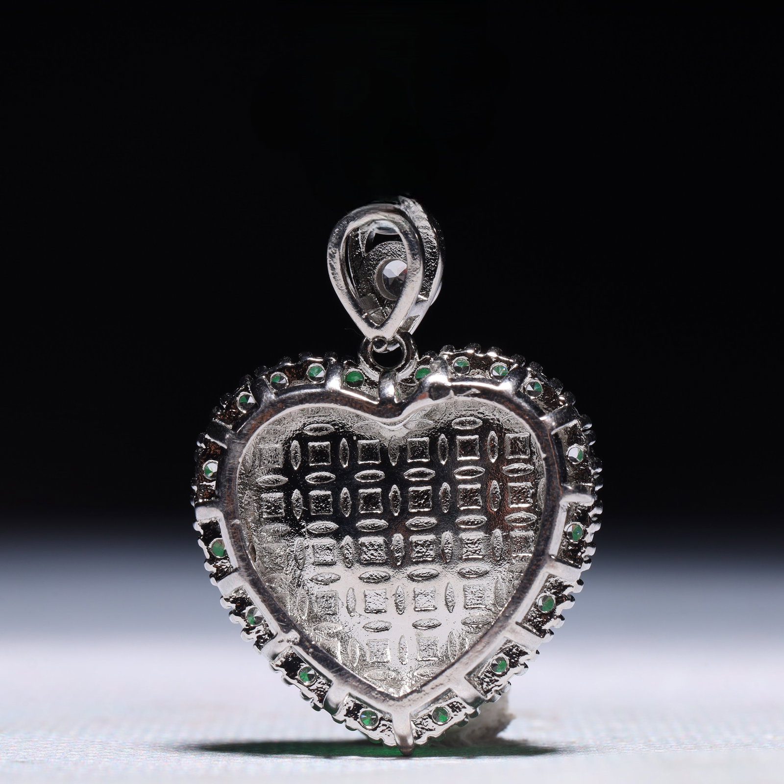 An Exquisite Archaic Jade Fish Pattern Pendant - 4
