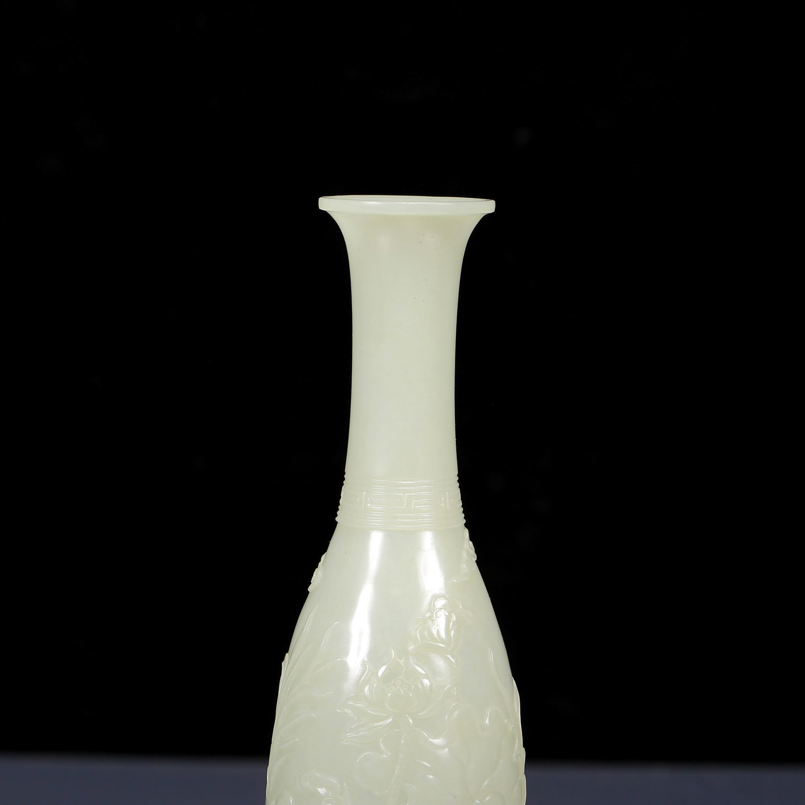 An Exquisite White Jade Flower Pattern Vase - 2
