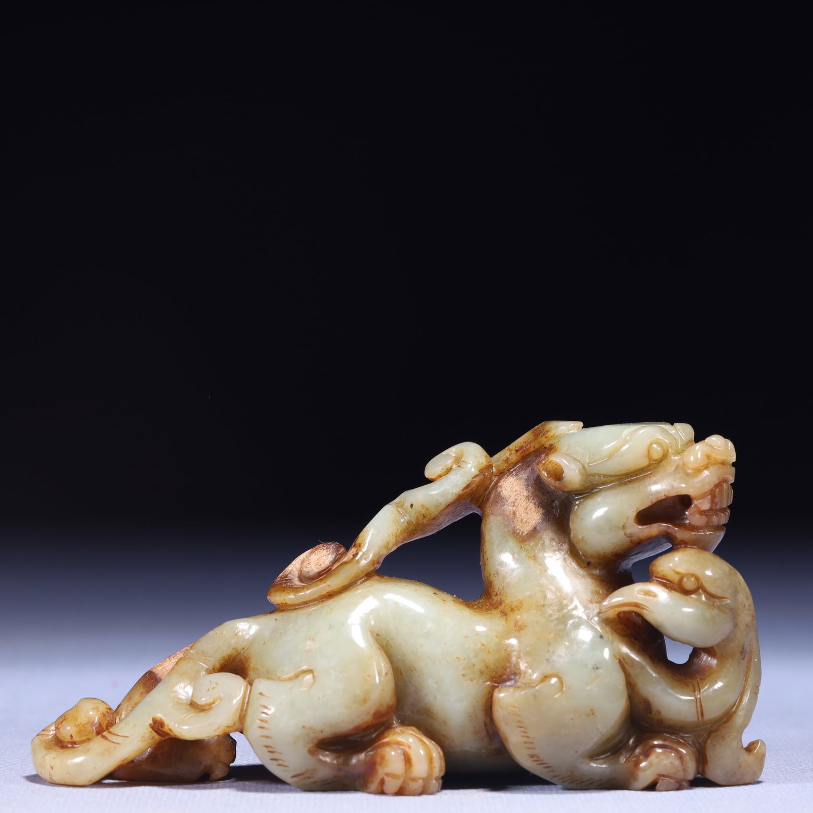 An Exquisite White Jade Unicorn Ornament: An Exquisite White Jade Unicorn Ornament,Qing Dynasty,China,Size:4.9inx1.6inx2.6in,Weight:278g 白玉独角兽摆件,中国清代