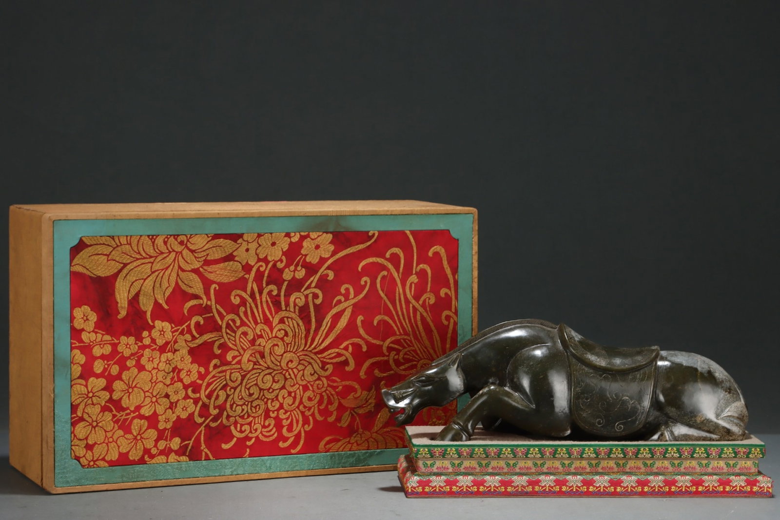 A Rare Black Jade Horse Ornament: A Rare Black Jade Horse Ornament,Qing Dynasty,China,Size:13.8inx3.3inx4.5in 墨玉骏马摆件,中国清代