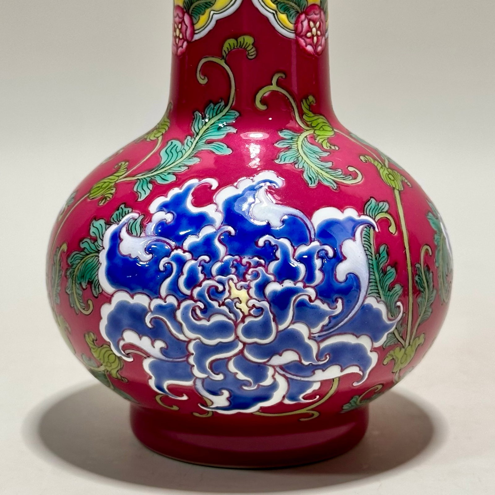 An Exquisite Ruby Red-Glazed Flower Pattern Vase - 4
