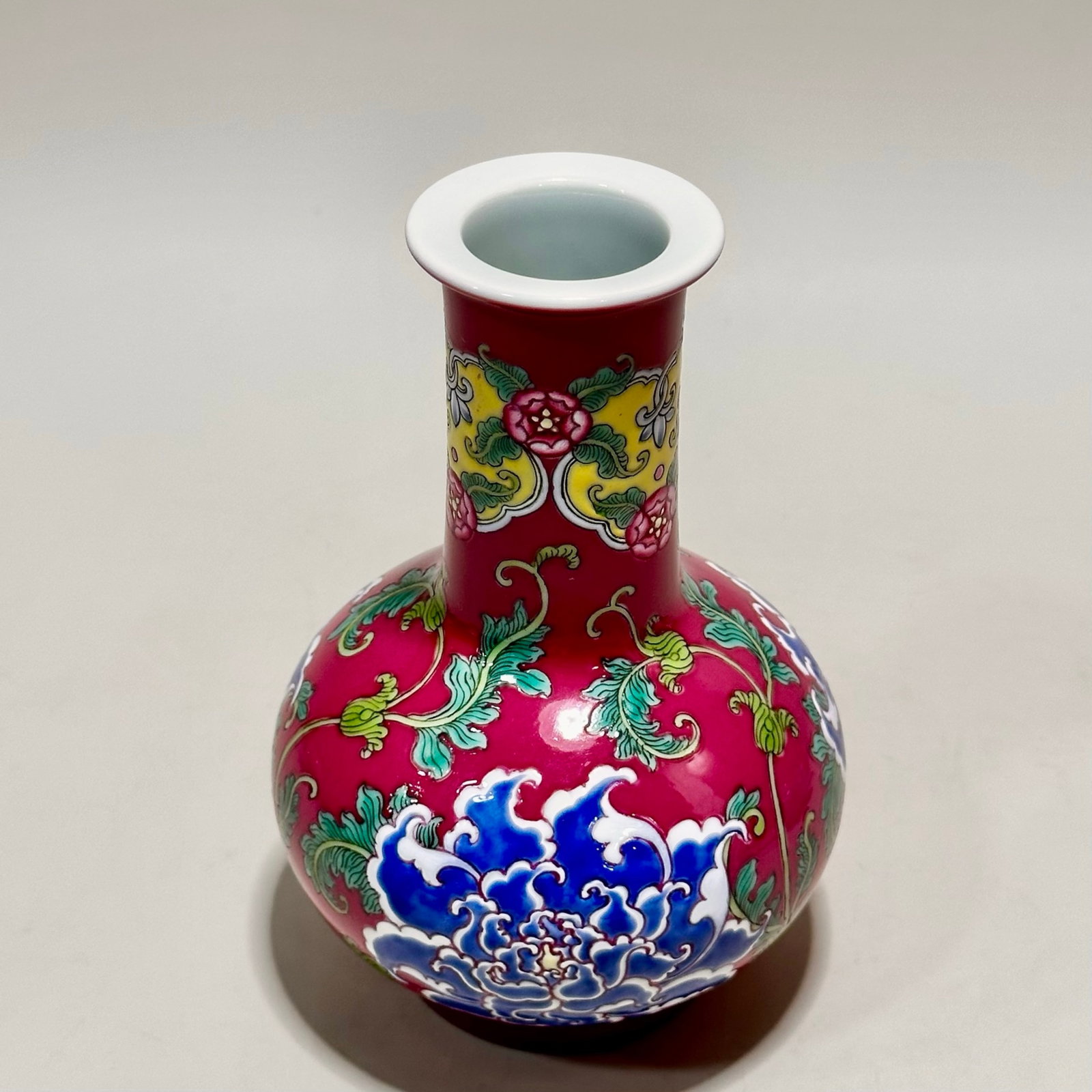 An Exquisite Ruby Red-Glazed Flower Pattern Vase - 7