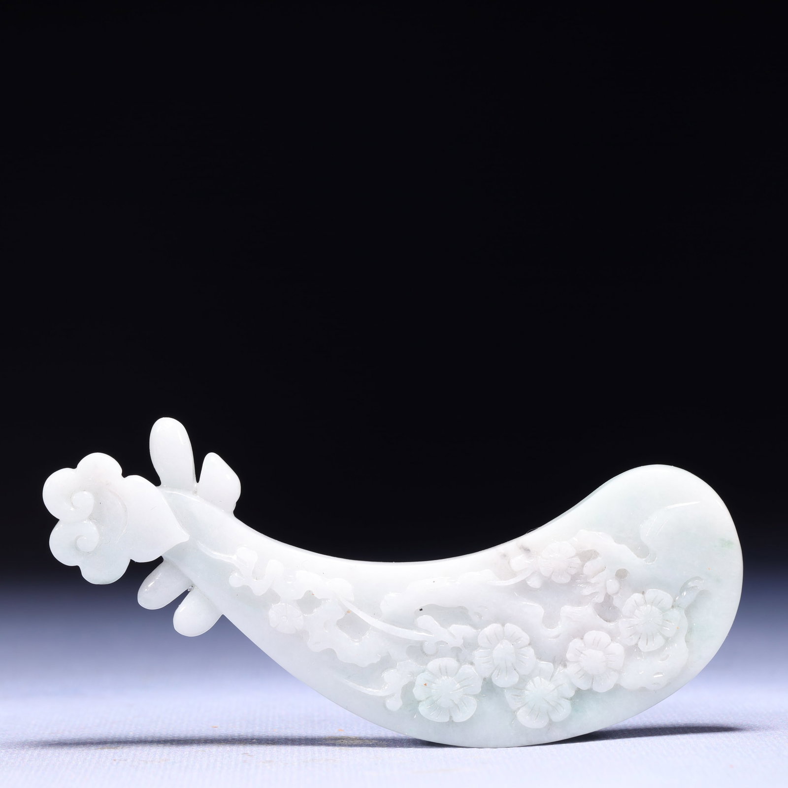 An Exquisite Jadeite Flower Pattern Pipa: An Exquisite Jadeite Flower Pattern Pipa,Qing Dynasty,China,Size:1.6inx0.4inx4.5in,Weight:79g 翡翠花卉纹琵琶,中国清代