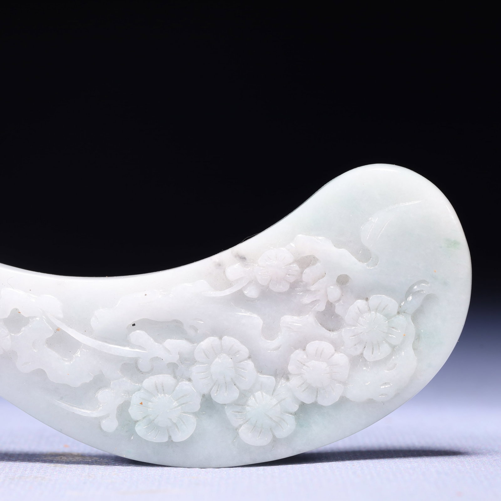 An Exquisite Jadeite Flower Pattern Pipa - 3