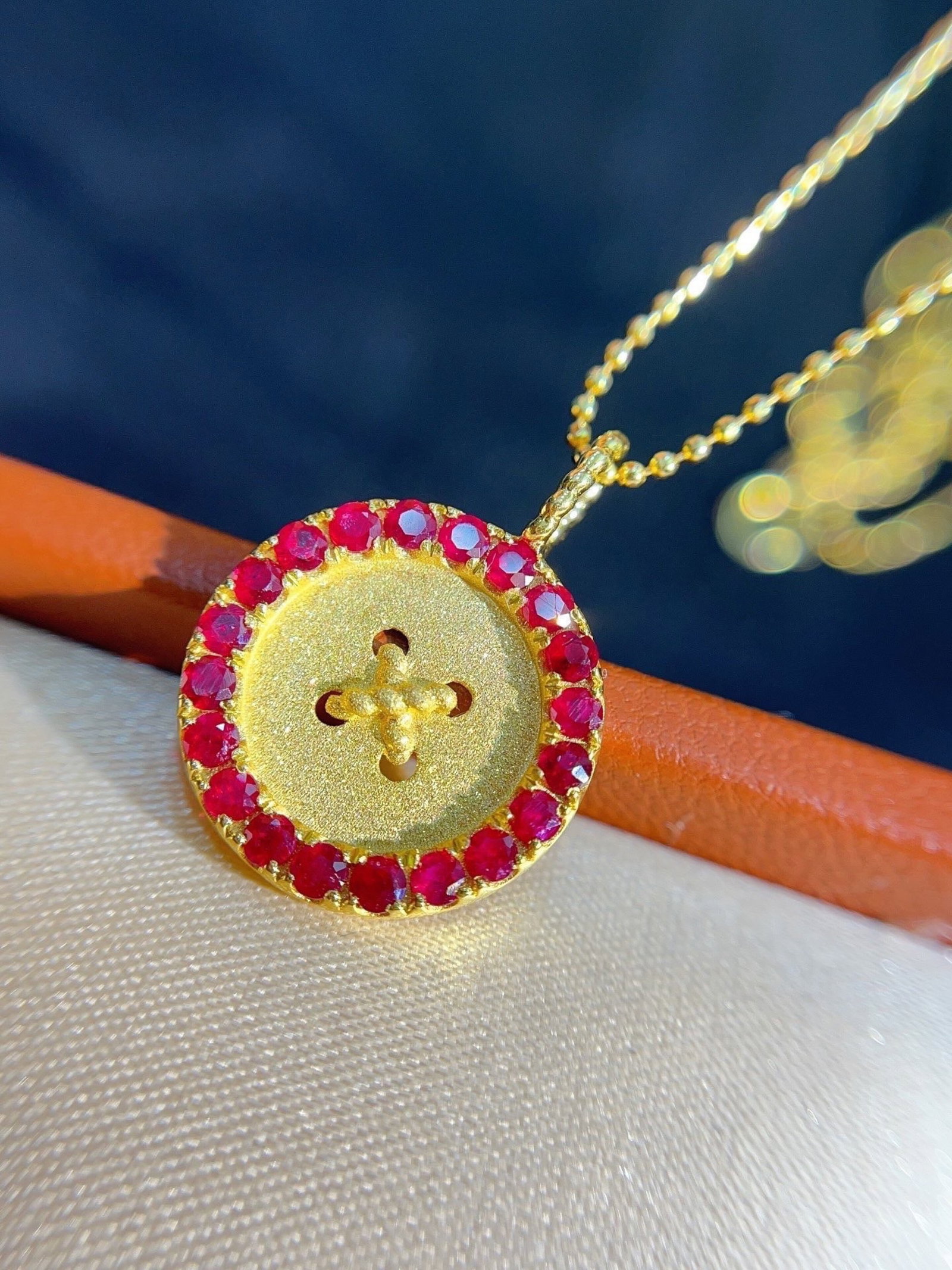 A Exquisite 18k Gold Inlaid 1.00ct Natural Ruby Pendant: A Exquisite 18k Gold Inlaid 1.00ct Natural Ruby Pendant,Total Weight:2.10g 18k金镶 1.00ct 天然红宝石吊坠