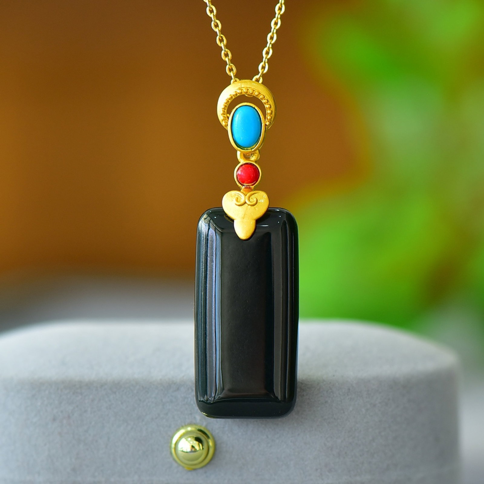 An Exquisite Bronze-Gold Plated Inlaid Green Jade Necklace: An Exquisite Bronze-Gold Plated Inlaid Green Jade Necklace,Size:0.6inx1.2in 铜镀金镶青玉项链