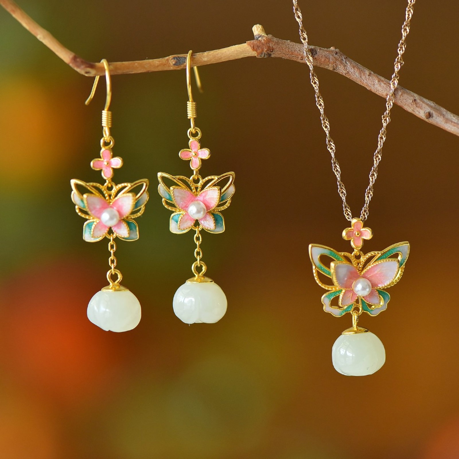 A Set of Fine Sterling Silver-Gold Plated Inlaid White Jade Jewelrys,Inlaid Pearls: A Set of Fine Sterling Silver-Gold Plated Inlaid White Jade Jewelrys,Inlaid Pearls 一套纯银镀金镶白玉首饰,嵌珍珠