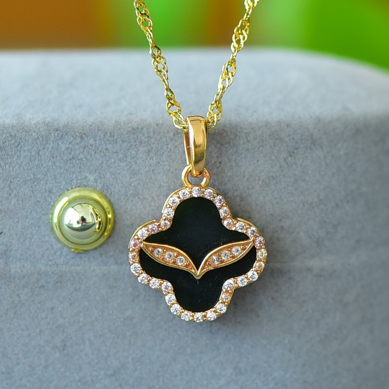 An Exquisite Bronze-Gold Plated Inlaid Green Jade Necklace: An Exquisite Bronze-Gold Plated Inlaid Green Jade Necklace,Size:0.5inx0.5in 铜镀金镶青玉项链