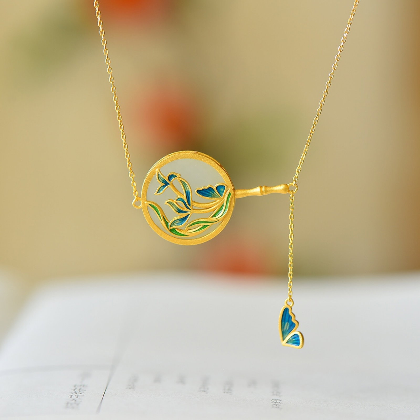 An Exquisite Sterling Silver Inlaid Jasper Flower Pattern Necklace: An Exquisite Sterling Silver Inlaid Jasper Flower Pattern Necklace,Size:0.8inx0.8in 纯银镶碧玉花卉纹项链