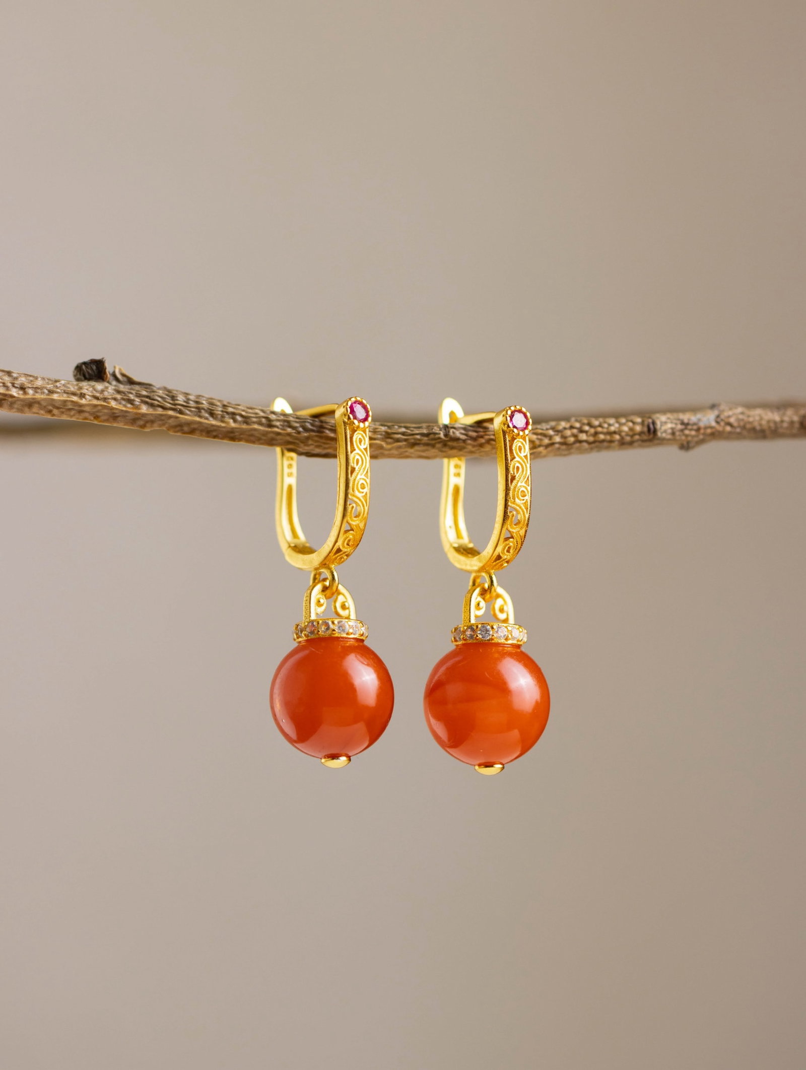 A Pair of Exquisite Sterling Silver-Gold Plated Inlaid Agate Earrings, Inlaid Diamond: A Pair of Exquisite Sterling Silver-Gold Plated Inlaid Agate Earrings, Inlaid Diamond 一对纯银镀金镶玛瑙耳环,嵌钻石