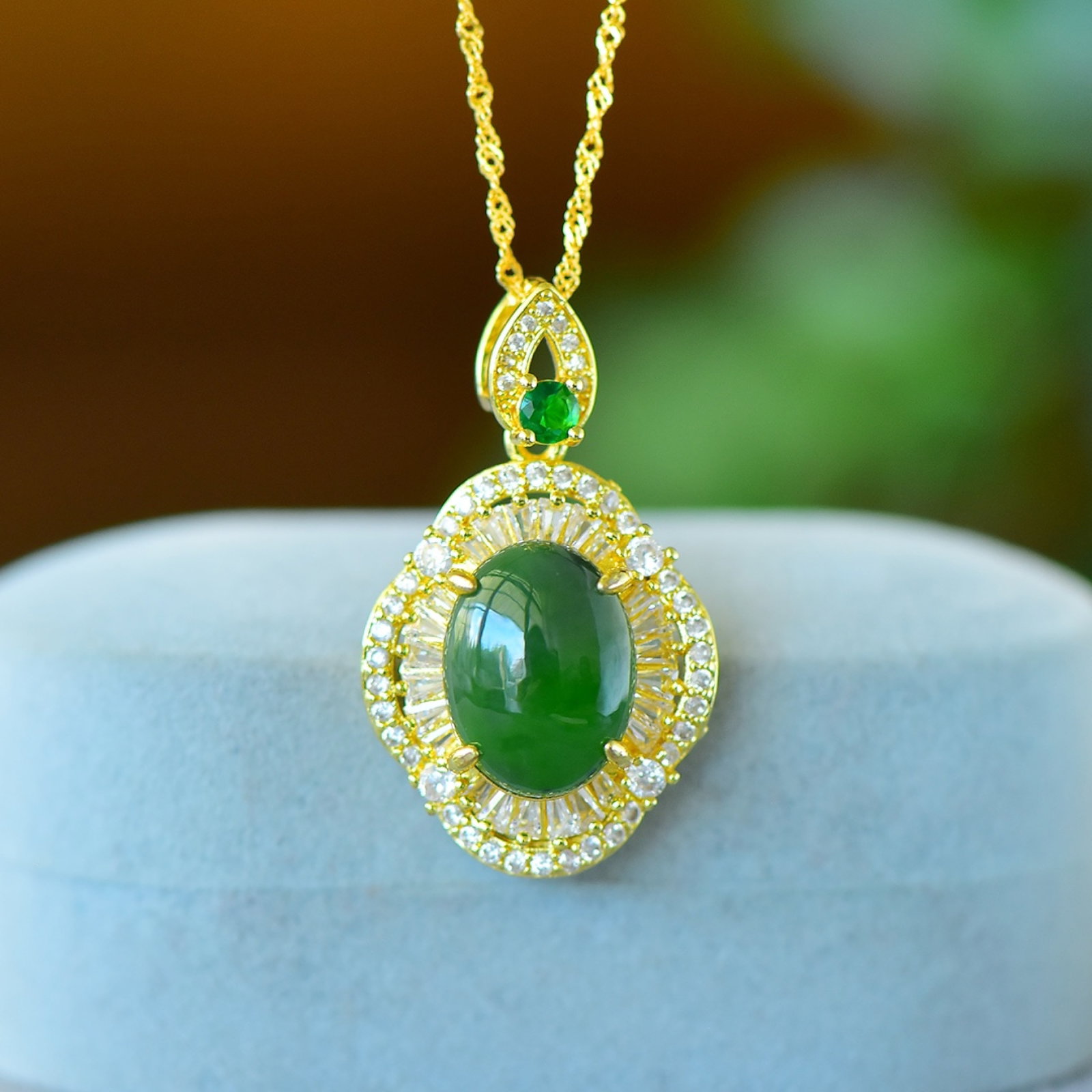 An Exquisite Bronze-Gold Plated Inlaid Jasper Necklace: An Exquisite Bronze-Gold Plated Inlaid Jasper Necklace,Size:0.5inx0.6in 铜镀金镶碧玉项链