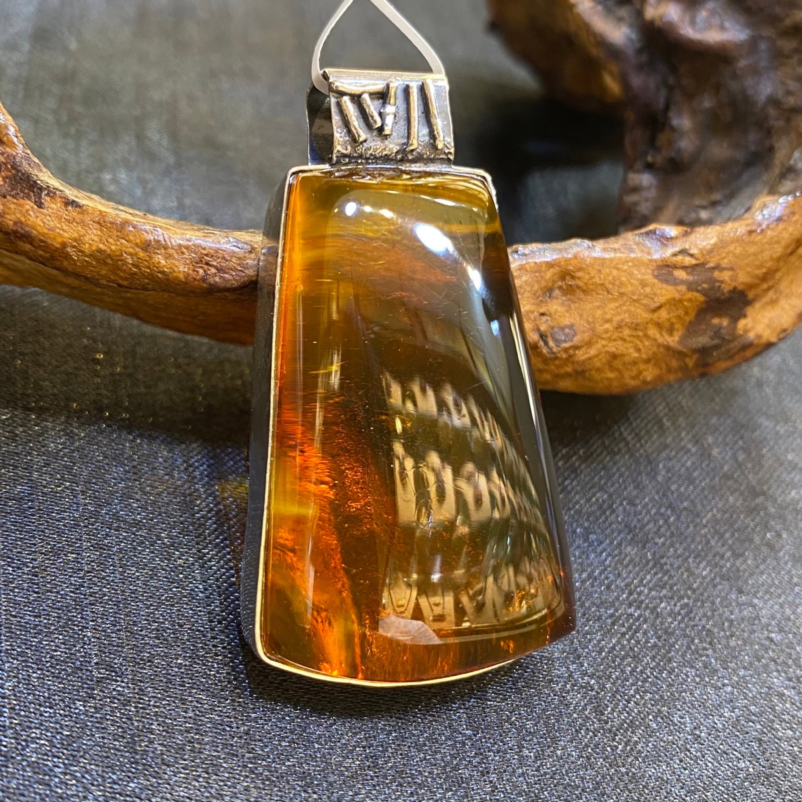 An Exquisite Beeswax Inlaid Silver Necklace: An Exquisite Beeswax Inlaid Silver Necklace,Size:1in,Weight:13g 蜜蜡镶银项链