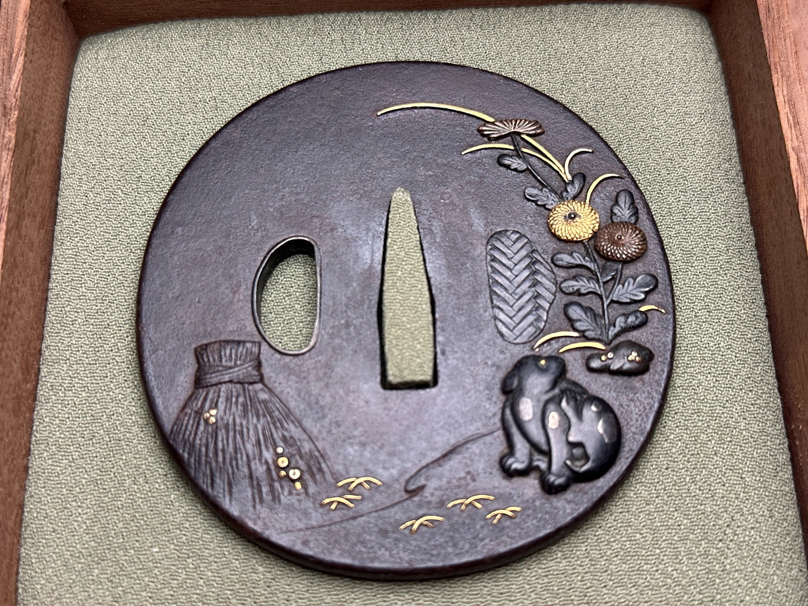 Meiji Japanese style large kikuma gold sword hand guard: D:7.5cm