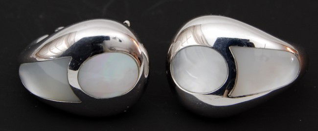 Earrings 18 k. w.g. Mauboussin, Paris: Earrings 18 k. w.g. Mauboussin, Paris - Pair of 18 k white gold, mother-of-pearl ear clips, signed Mauboussin, Paris. Circa 1990. 12.4 dwt. 20 grams