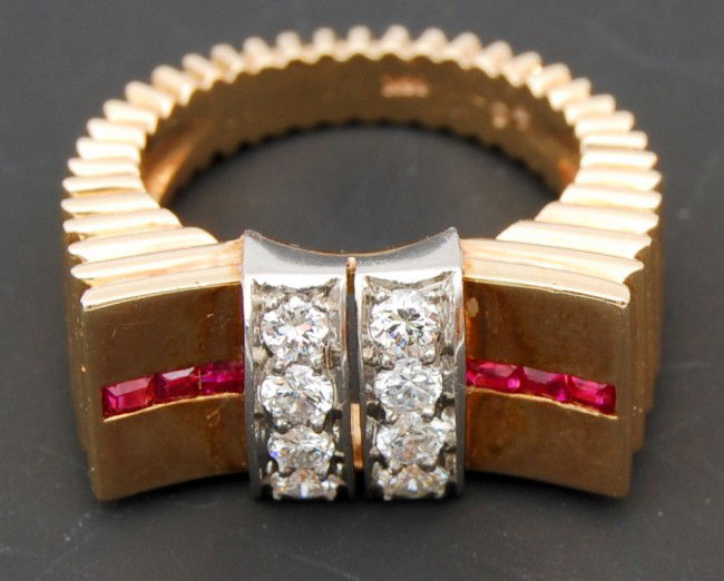Ring-Retro Ruby/Diamond 14 k. y. g.: Ring-Retro Ruby/Diamond 14 k. y. g. ribbed with shoulders, 2 bands 4 each; F. c. rd. diamonds = 100 ct., 4 caliber rubies = .40 ct., 6.1 dwt