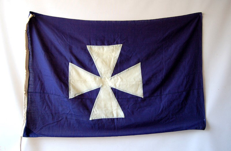 Flag, white iron cross on blue ground Flag employi: Flag employing the iron cross on a blue ground. Made from wool. Early 20th century. Size: 41.5" H x 65 " L Weight: 11oz Condition: very good