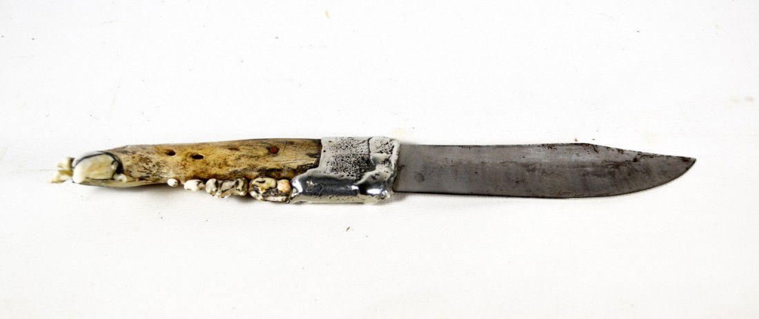 Knife with Boar Jaw hilt, silver mount, handmade: Knife with Boar Jaw hilt, silver mounts. An unmarked Bowie style blade with solid silver mount and a boar jaw handle, obviously a custom made piece. The blade is quite sharp and appears to be made of