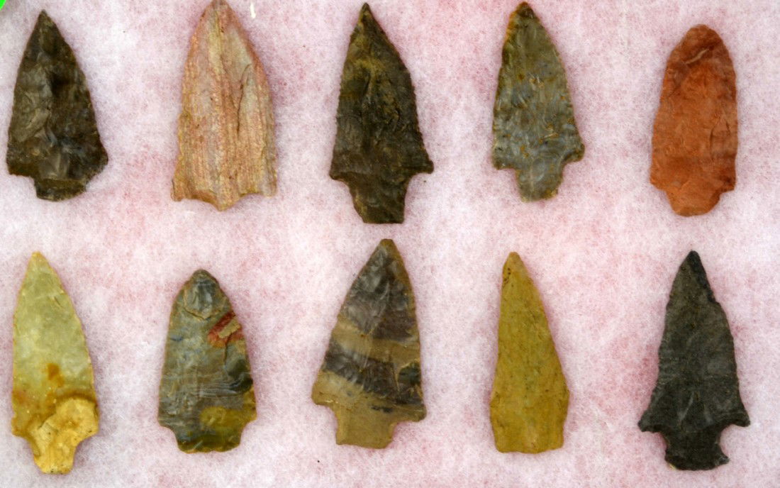 Arrowheads - 10, cased, est 3000-1300 B.P.: Native American Indian Arrowheads, 10 in common presentation case with glass. Age est. 3000-1300 B.P. time period. These are known as "stemmed" shape arrowheads, and are likely from the east coast reg