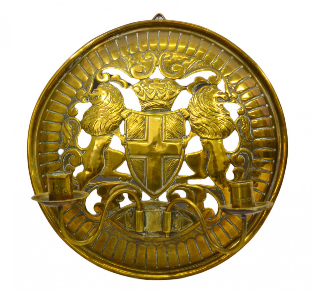 Wall Sconce, Brass, English crest,19th Century: Wall Sconce, Brass, English crest,19th Century Wall Sconce Material: Brass Construction: Stamped Features: English crest. Two light design. Period: 19th century Size: 22.25" L x 10.5" W Weight: 1lb Co