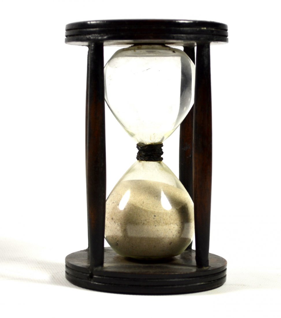 Glass sand timer, mahogany/birch, 5.25", C 1850: Glass sand timer, mahogany/birch, 5.25", C 1850 Form: Sand timer, hour glass Decoration: Birch wood with mahogany finish, carved end plates with four baluster shaped spindles. Construction: Turned and