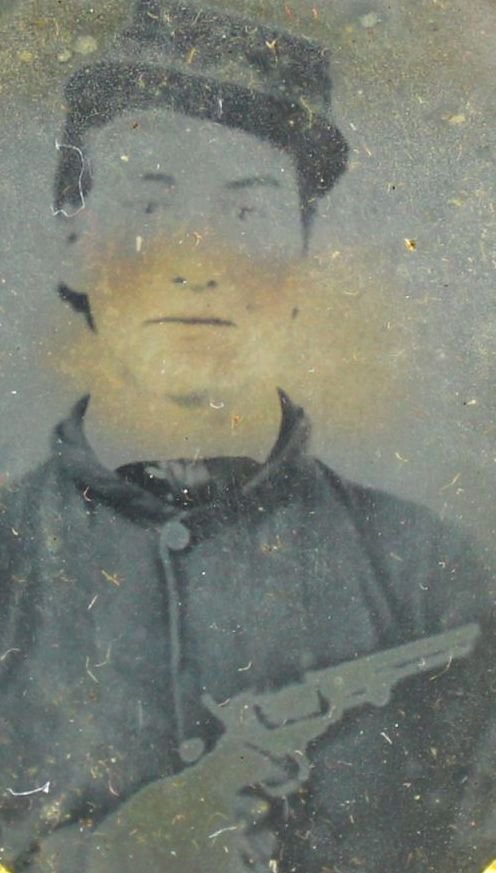 Daguerreotype, Civil War, Ninth Plate: Antique and Collectables Category: Photographia Description: Union soldier holding a Colt Navy revolver and wearing a four button sack jacket. Housed in a Littlefield, Parsons & Co. Thermoplastic case